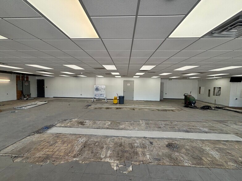 More Photos Of 11525 E 24 Hwy, Independence General Retail For Lease