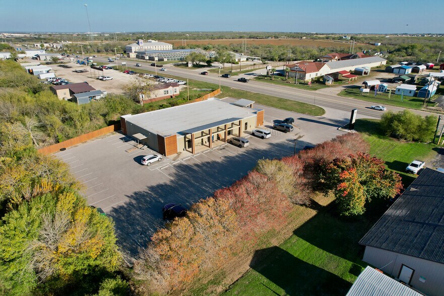 More Photos Of 1753 E State Highway 97, Jourdanton Freestanding For Lease