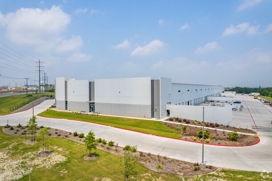 More Photos Of 2700 Louis Henna Blvd, Round Rock Warehouse For Lease