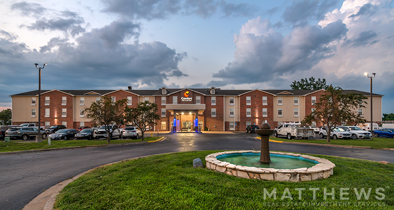 Primary Photo Of 18375 Chesterfield Airport Rd, Chesterfield Hotel For Sale