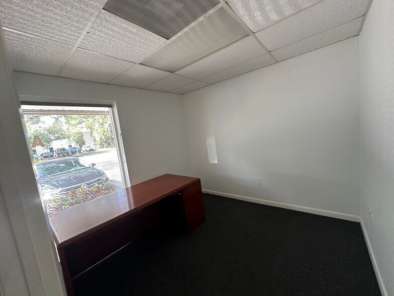 More Photos Of 1721 Independence Blvd, Sarasota Showroom For Lease
