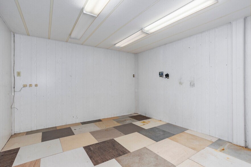 More Photos Of 2331 W A St, Pasco Distribution For Lease