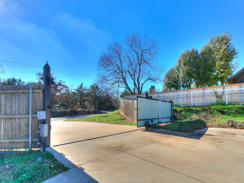 More Photos Of 3875 E Waterloo Rd, Edmond Warehouse For Sale