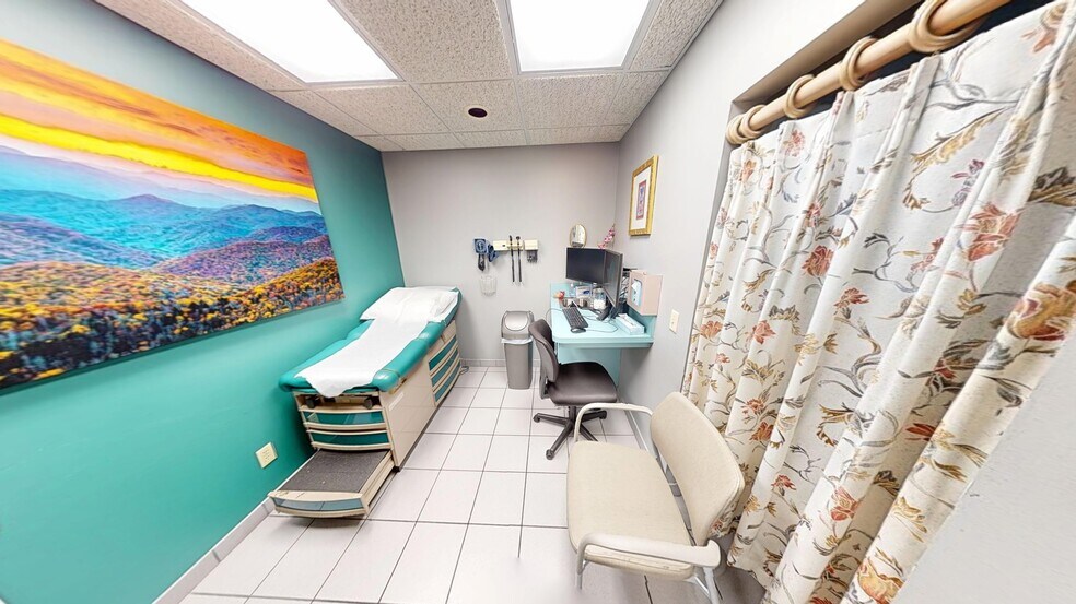 More Photos Of 1027 SE Ocean Blvd, Stuart Medical For Sale