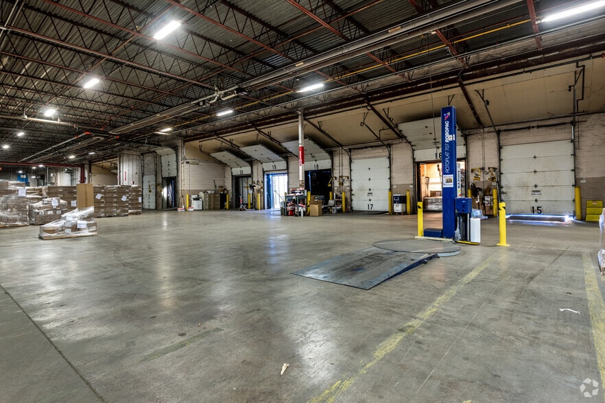 More Photos Of 7711 E Pleasant Valley Rd, Independence Showroom For Sale