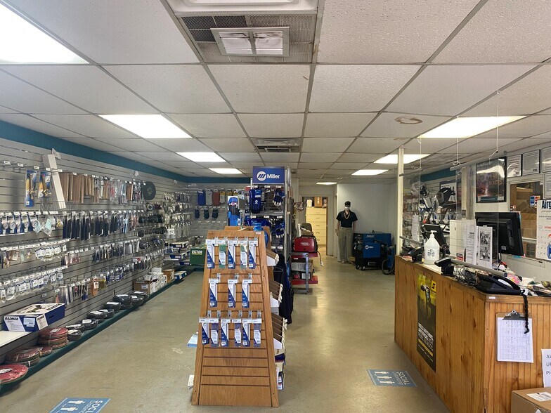 More Photos Of 1139 Fort Worth Dr, Denton Warehouse For Lease