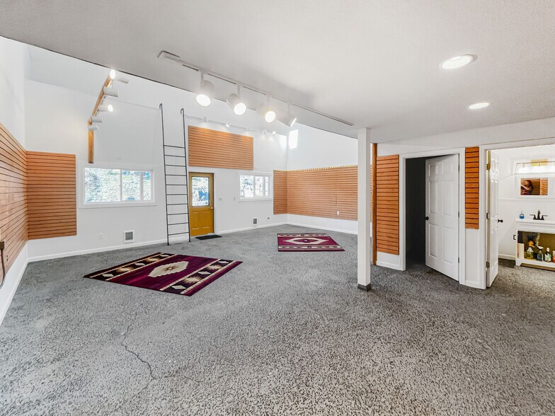 More Photos Of 599 S Highway 197, Maupin Office Residential For Lease