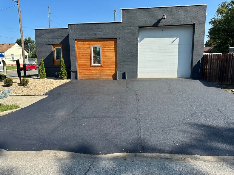 More Photos Of 2401 N Harding St, Indianapolis Flex For Sale
