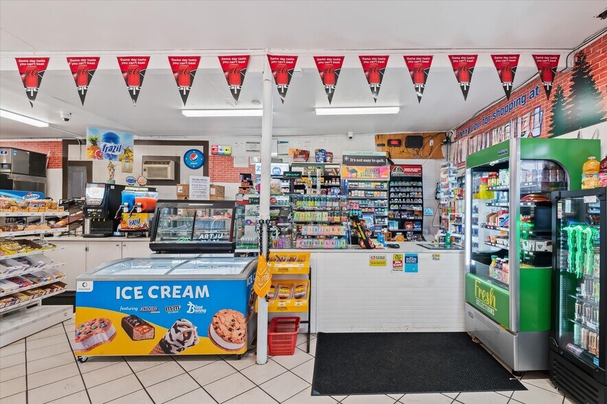 More Photos Of 1279 35th St, Springfield Storefront Retail Residential For Sale