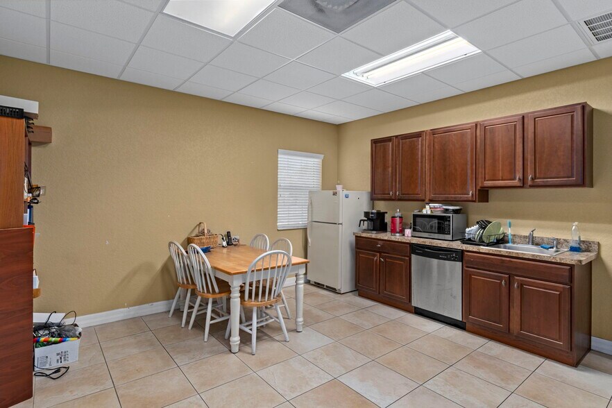 More Photos Of 8352 Forest Oaks Blvd, Spring Hill Office For Sale