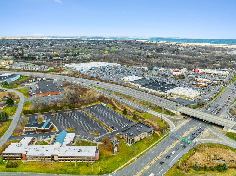 More Photos Of 4 Ellinwood Dr, New Hartford Medical For Sale