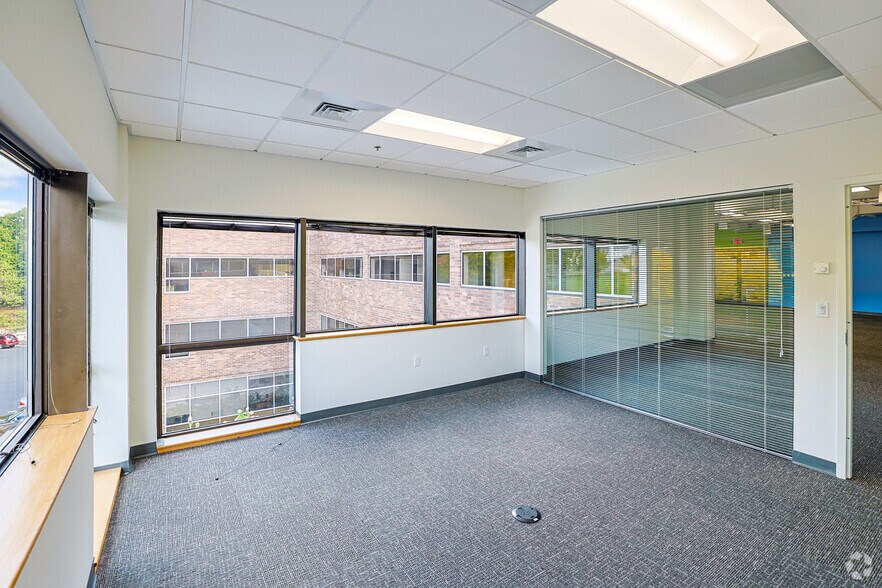 More Photos Of 465 Waverley Oaks Rd, Waltham Office For Lease