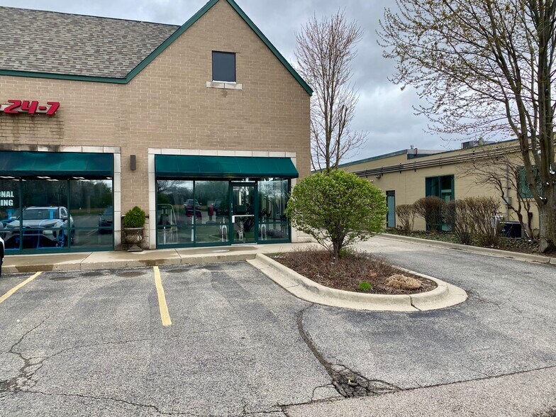 More Photos Of 366-380 Bank Dr, Mchenry Restaurant For Lease