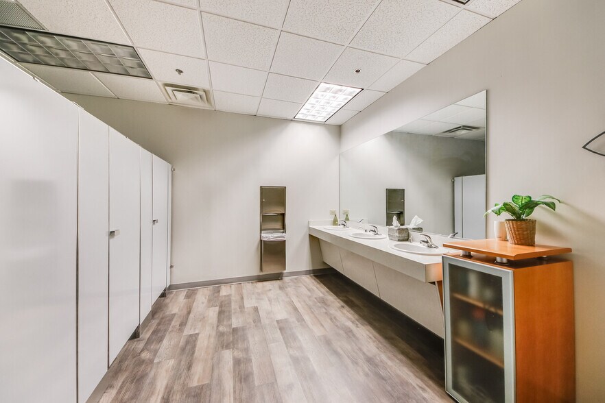 More Photos Of 10700 Abbotts Bridge Rd, Johns Creek General Retail For Lease