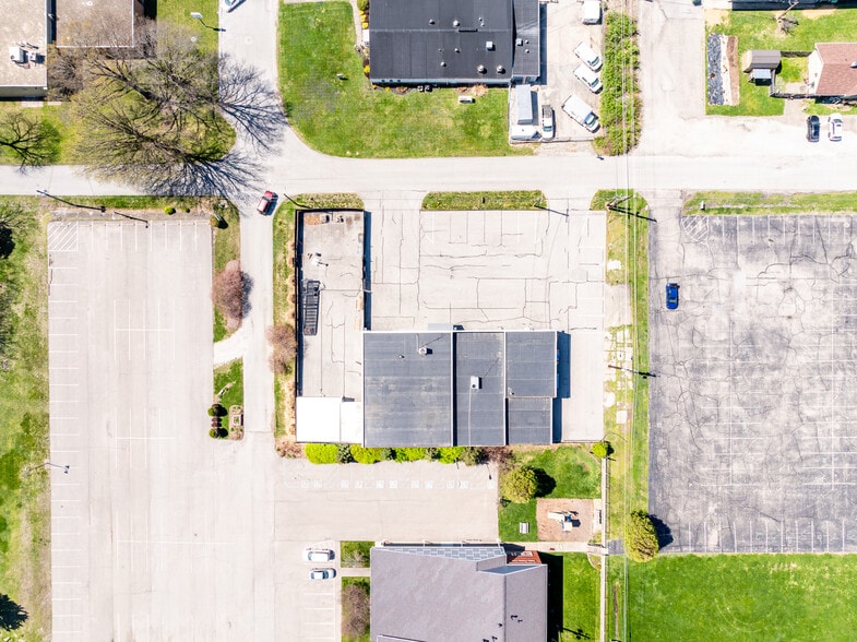 More Photos Of 5513 N Oxford St, Indianapolis Showroom For Lease