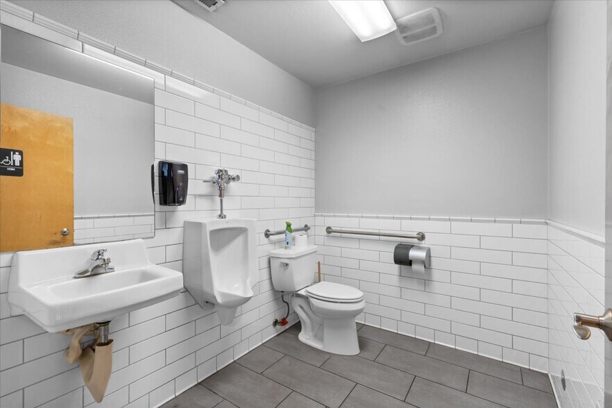 More Photos Of 11494 N Warren St, Hayden Freestanding For Sale