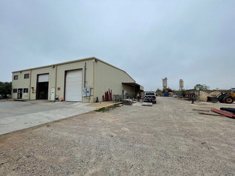More Photos Of 2725 Prestige Rd, Fort Worth Warehouse For Lease