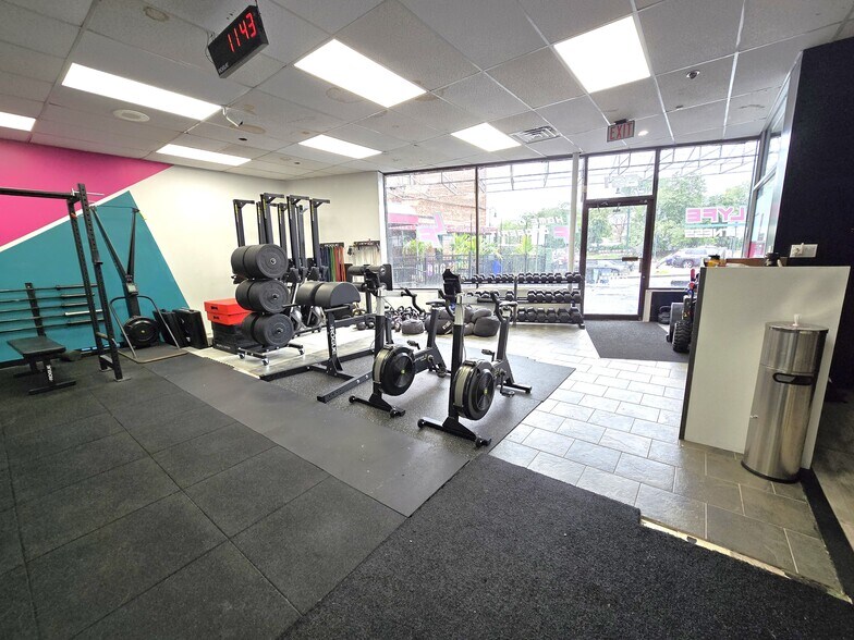 More Photos Of 851 Merrick Rd, Baldwin Storefront For Lease