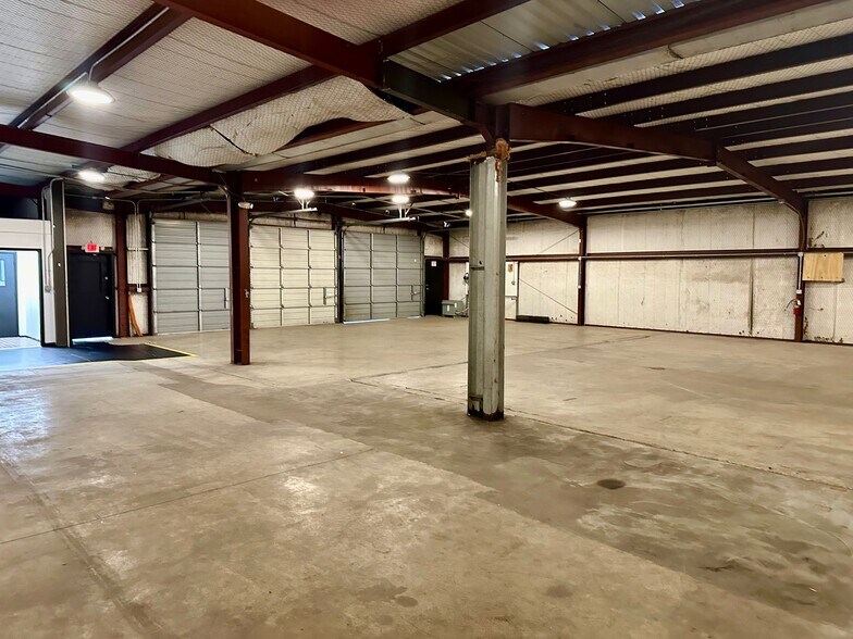 More Photos Of 210 Gravel St, Seguin Warehouse For Lease