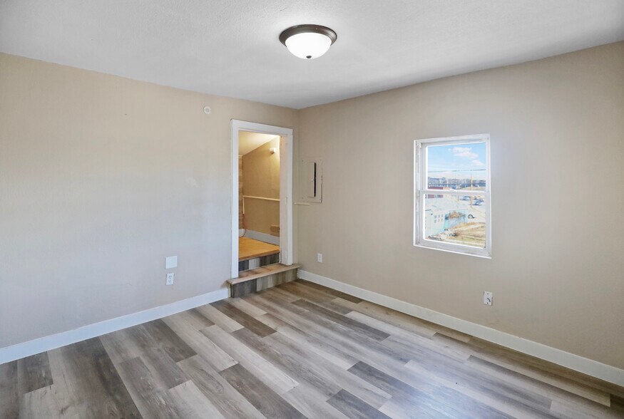 More Photos Of 1850 Easton Blvd, Des Moines Storefront Retail Residential For Sale