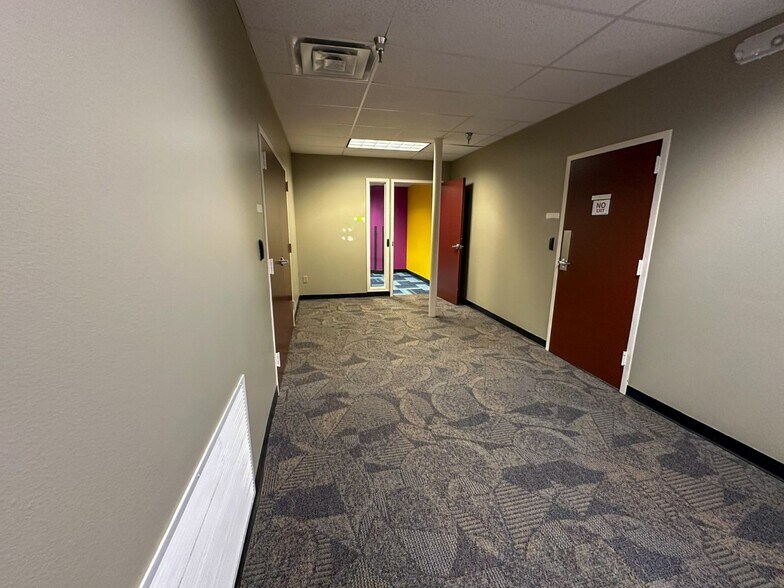 More Photos Of 806 Willowcreek Dr, Jacksonville Warehouse For Lease