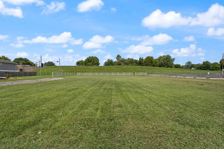 More Photos Of 1021 E Market St, Jeffersonville Land For Sale