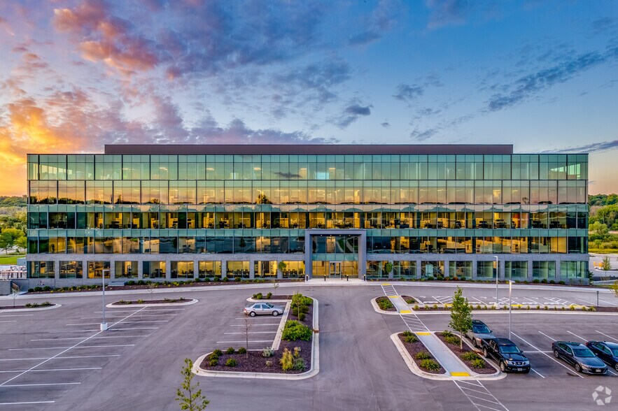 More Photos Of 17335 Golf Pkwy, Brookfield Office For Lease