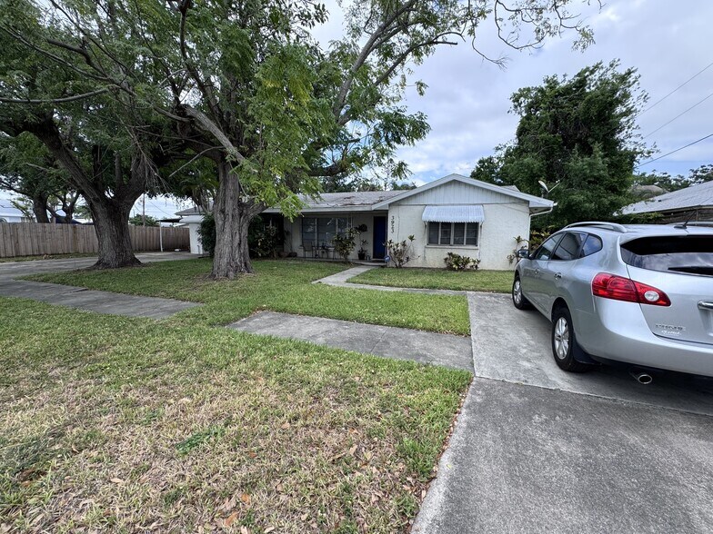 More Photos Of 2030 Bee Ridge Rd, Sarasota Office Residential For Sale