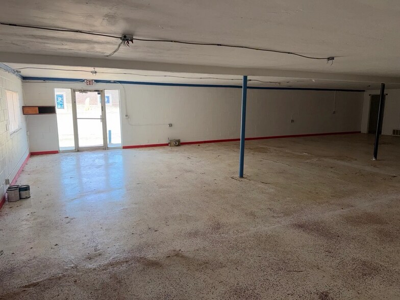 More Photos Of 204 W Veterans Memorial Hwy, Blanchard General Retail For Sale