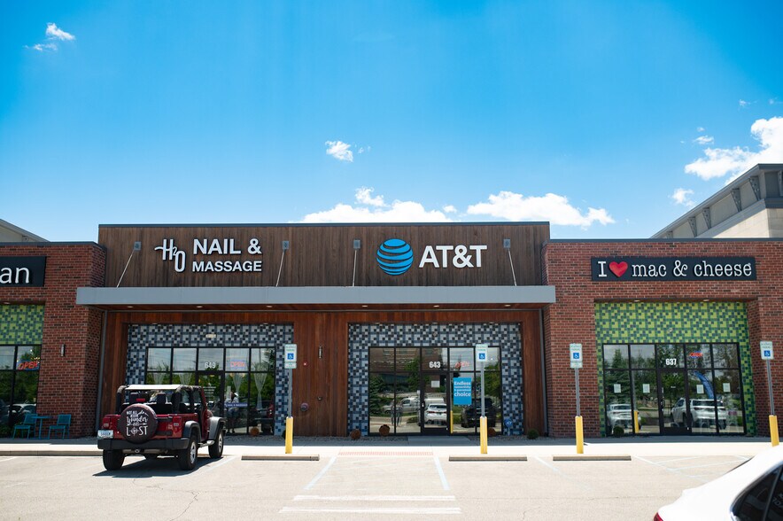 More Photos Of 637-705 E State Road 32, Westfield Storefront For Sale