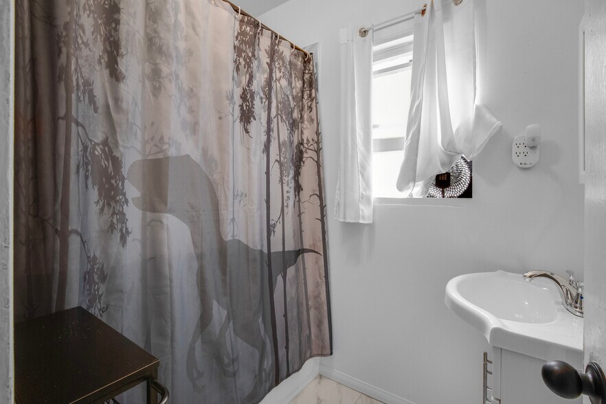 More Photos Of 209 Mira Mar Ave, Long Beach Multifamily For Sale