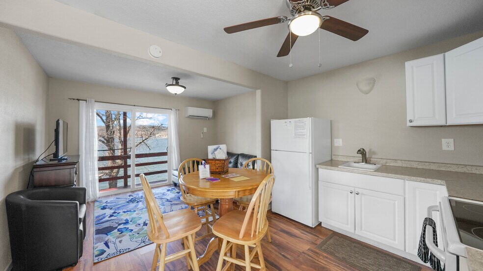 More Photos Of 91 Breeze Dr, Camdenton Hotel For Sale