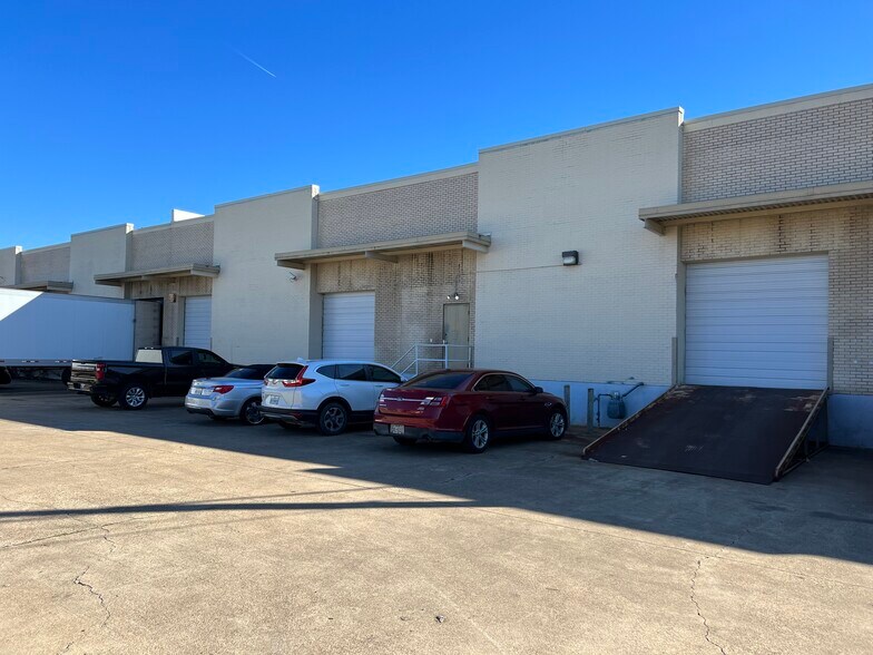 More Photos Of 4812 Top Line Dr, Dallas Warehouse For Lease