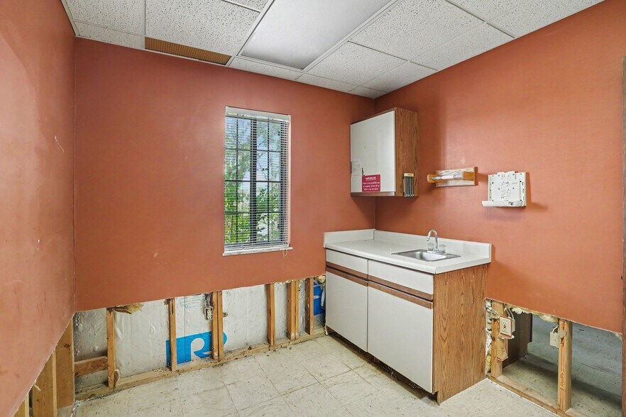 More Photos Of 13010 White Ave, Grandview Office For Lease