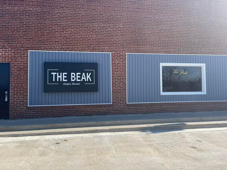 More Photos Of 418 1st St, Glasgow Bar For Sale