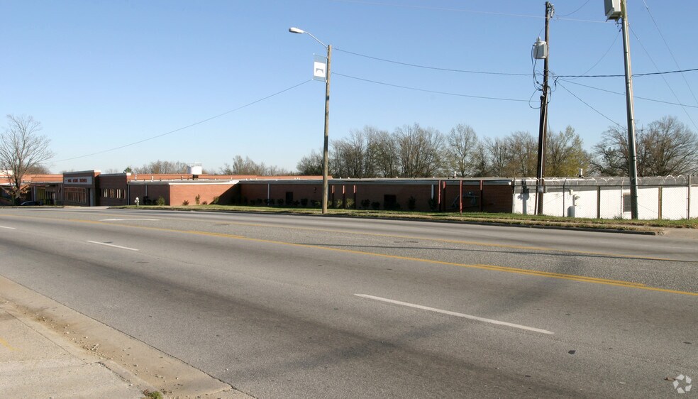 More Photos Of 2016-2024 E Market St, Greensboro Warehouse For Lease