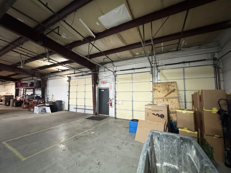 More Photos Of 8215-8257 Hedge Lane Ter, Shawnee Warehouse For Lease