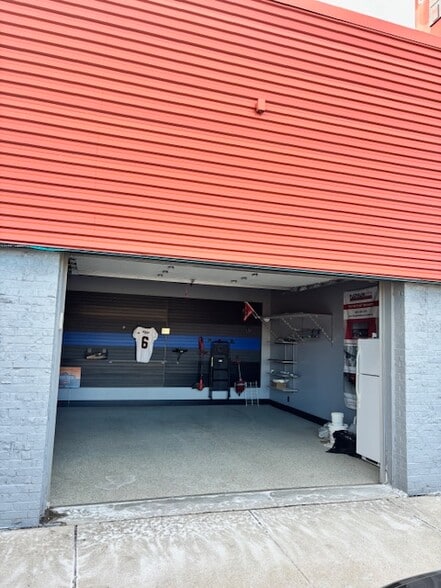 More Photos Of 15103-15129 Industrial Rd, Omaha Showroom For Lease