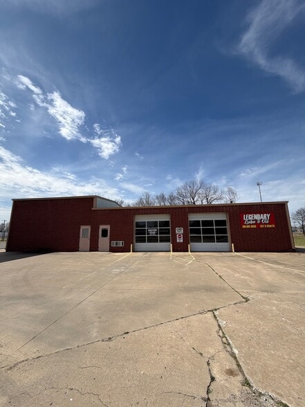 Primary Photo Of 627 S 32nd St, Muskogee Auto Repair For Sale