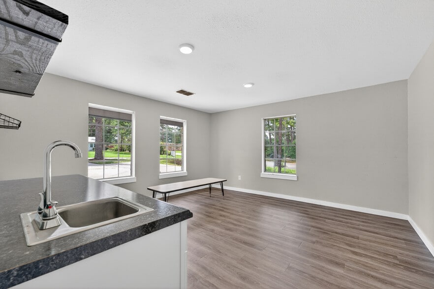 More Photos Of 109 Jasper Dr, Marshall Office For Sale
