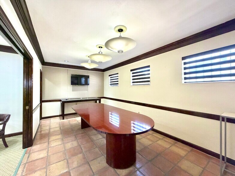 More Photos Of 501 SW Douglas Ave, Miami Medical For Lease