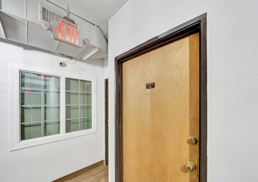 More Photos Of 1926 S Main St, Santa Ana Office For Lease