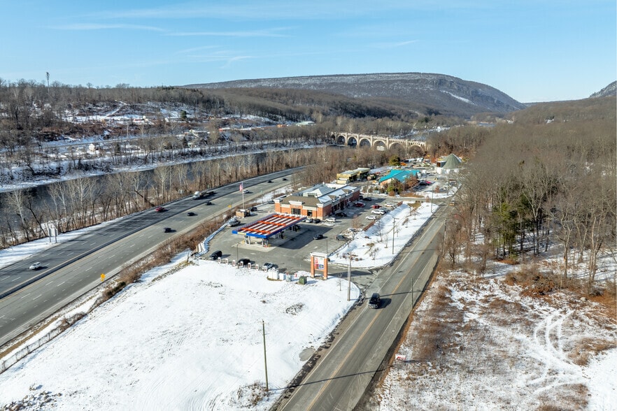 More Photos Of 17-19 Simpson Rd, Columbia Service Station For Sale