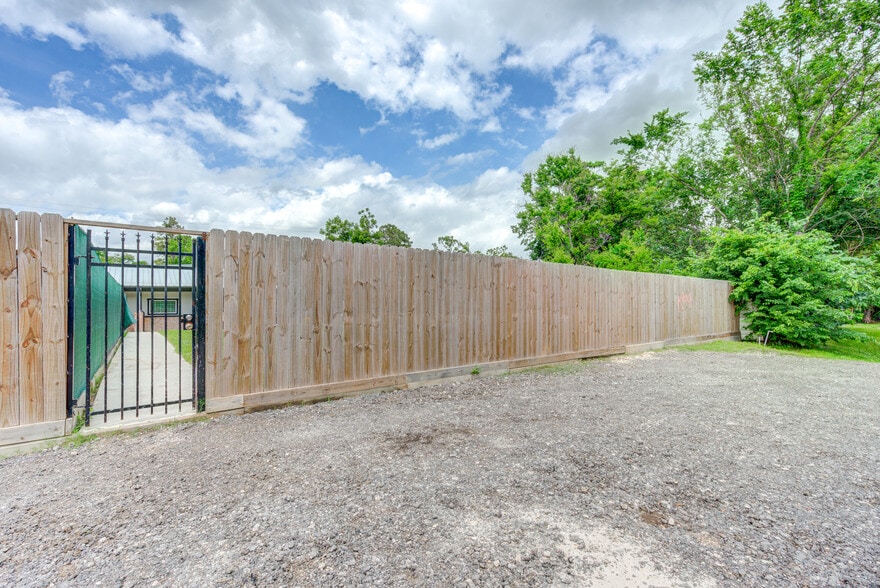 More Photos Of 2127-1 Maximilian St, Houston Apartments For Sale