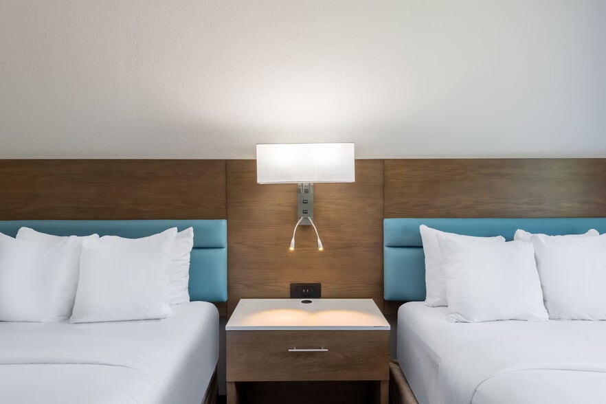 More Photos Of 1978 Village Green Way, Tallahassee Hotel For Sale