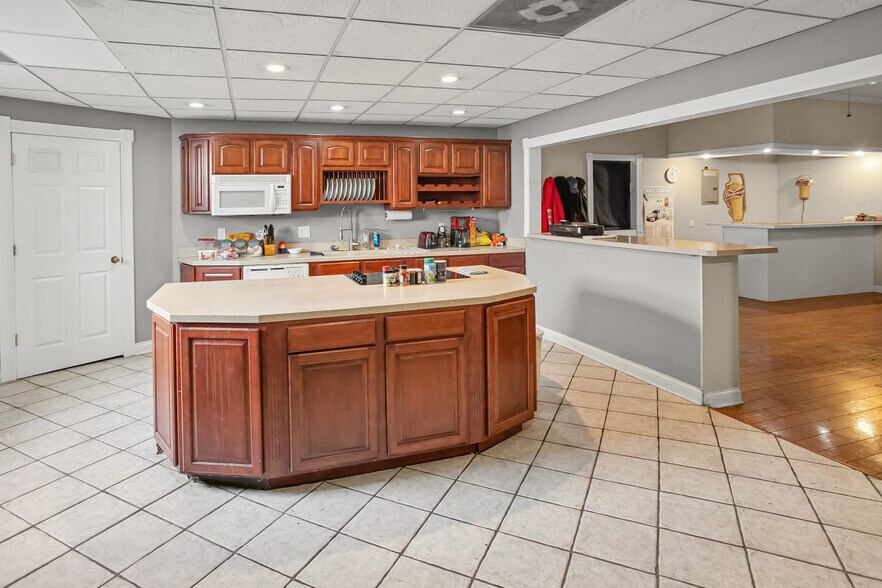 More Photos Of 314 State St, Alton Restaurant For Sale