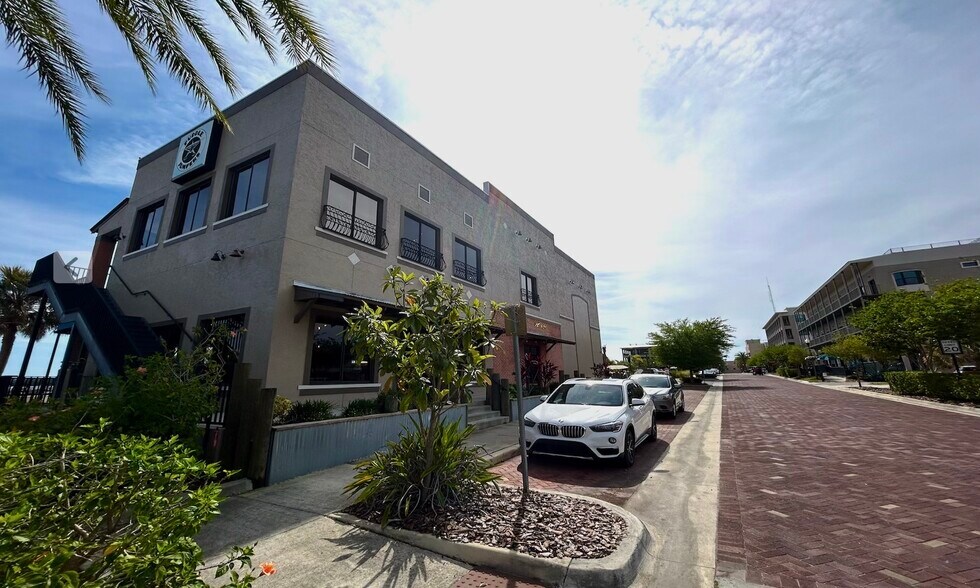 More Photos Of 111 W Ruby St, Tavares Restaurant For Sale