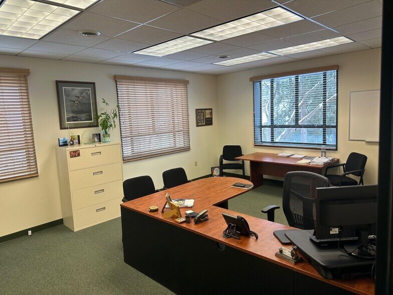 More Photos Of 5 Wells St, Saratoga Springs Office For Sale