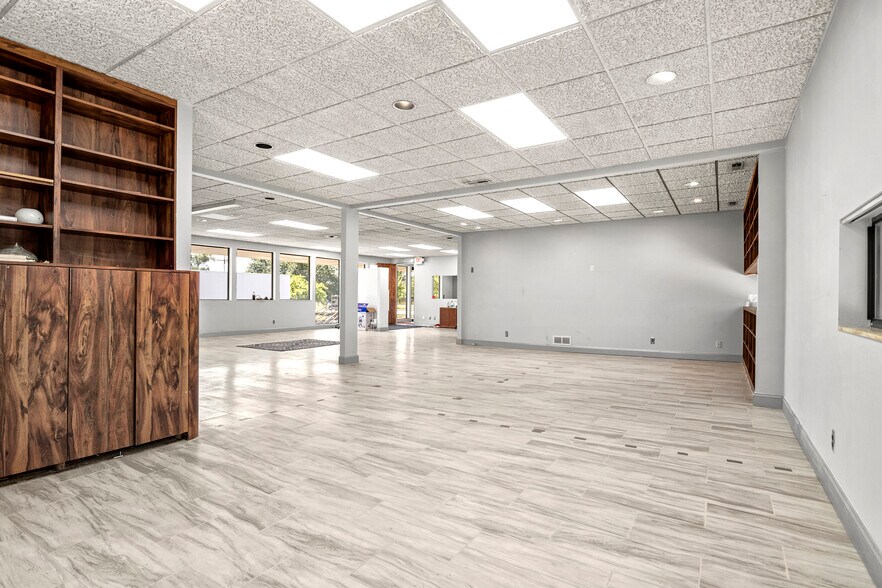 More Photos Of 24724 Lahser Rd, Southfield Office For Sale