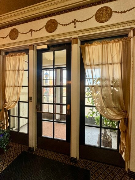 More Photos Of 118 E Court St, Paris Hotel For Sale